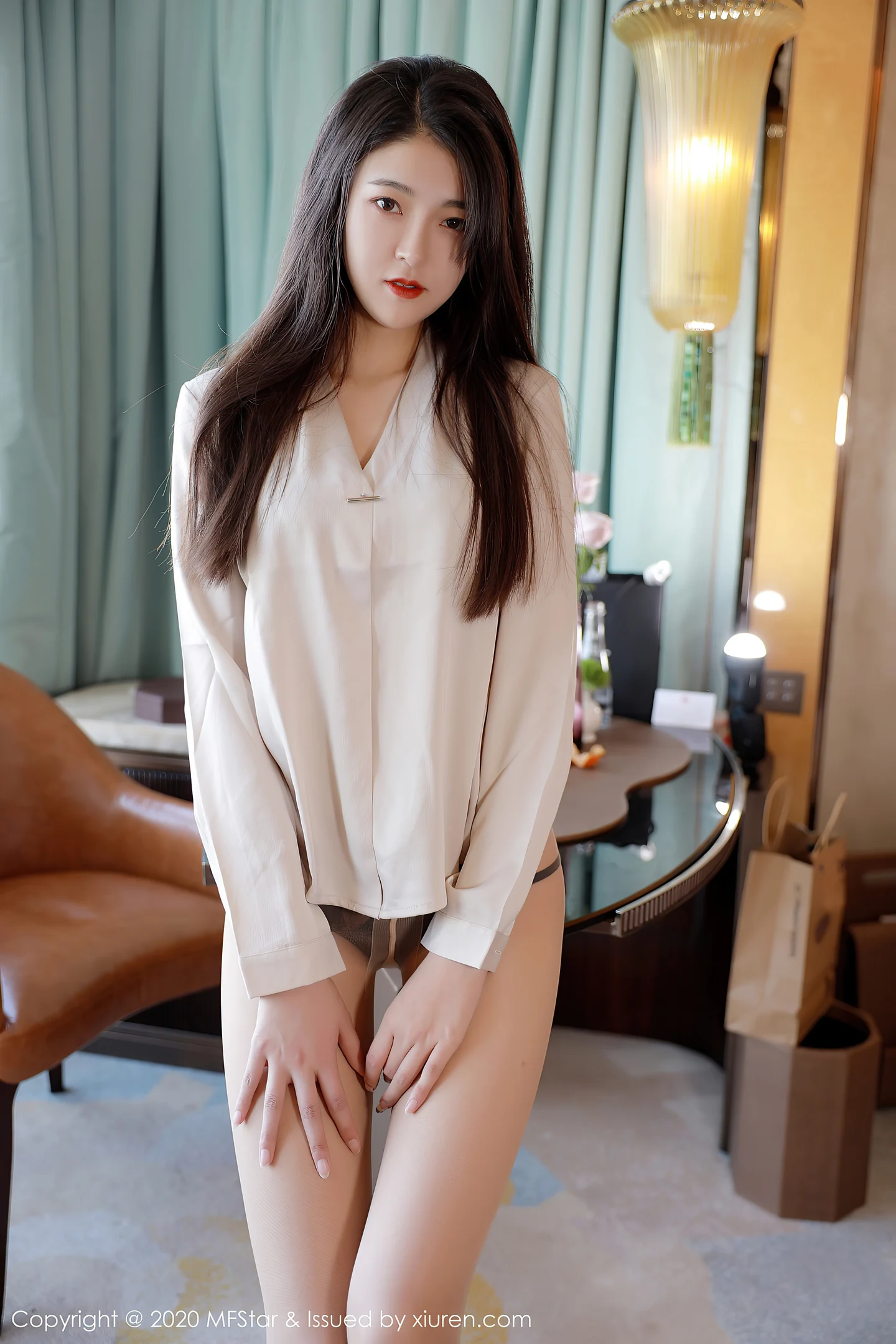 [MFStar模范学院]Vol.418_嫩模Laura苏雨彤职场秘书OL主题黑短裙配肉丝裤袜诱惑写真41P-秀人网 - XiuRen.Xyz